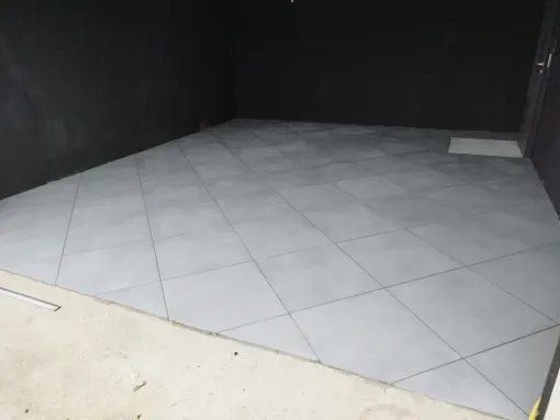 Pose de carrelage dans un garage à Sadirac, Fargues-Saint-Hilaire, MD RENOVATION