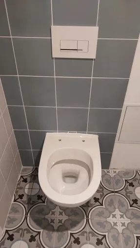 Installation d'un WC suspendu à Laruscade avec habillage, carrelage et lave main, Fargues-Saint-Hilaire, MD RENOVATION