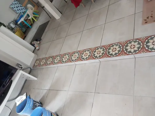 Carrelage d'un salon à Ambarès avec habillage d'une marche en carreaux de ciments, Fargues-Saint-Hilaire, MD RENOVATION