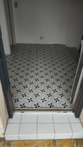 Ragréage et carrelage d'un WC et d'une entrée à Léognan, Fargues-Saint-Hilaire, MD RENOVATION