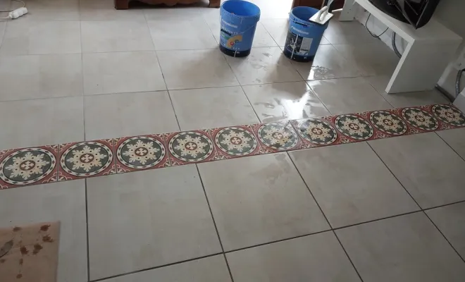 Remplacement de carrelage dans un salon à Ambarès avec une marche décor carreaux de ciment, Fargues-Saint-Hilaire, MD RENOVATION