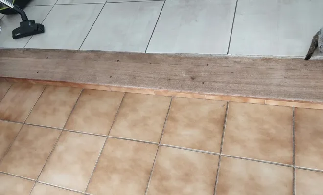 Carrelage d'un salon à Ambarès avec habillage d'une marche en carreaux de ciments, Fargues-Saint-Hilaire, MD RENOVATION