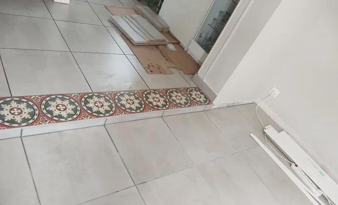 Carrelage d'un salon à Ambarès avec habillage d'une marche en carreaux de ciments, Fargues-Saint-Hilaire, MD RENOVATION