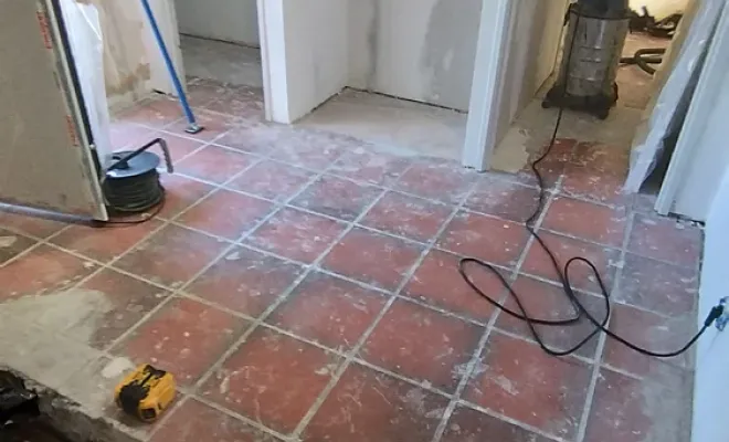 Ragréage et carrelage d'un WC et d'une entrée à Léognan, Fargues-Saint-Hilaire, MD RENOVATION