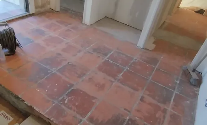 Ragréage et carrelage d'un WC et d'une entrée à Léognan, Fargues-Saint-Hilaire, MD RENOVATION